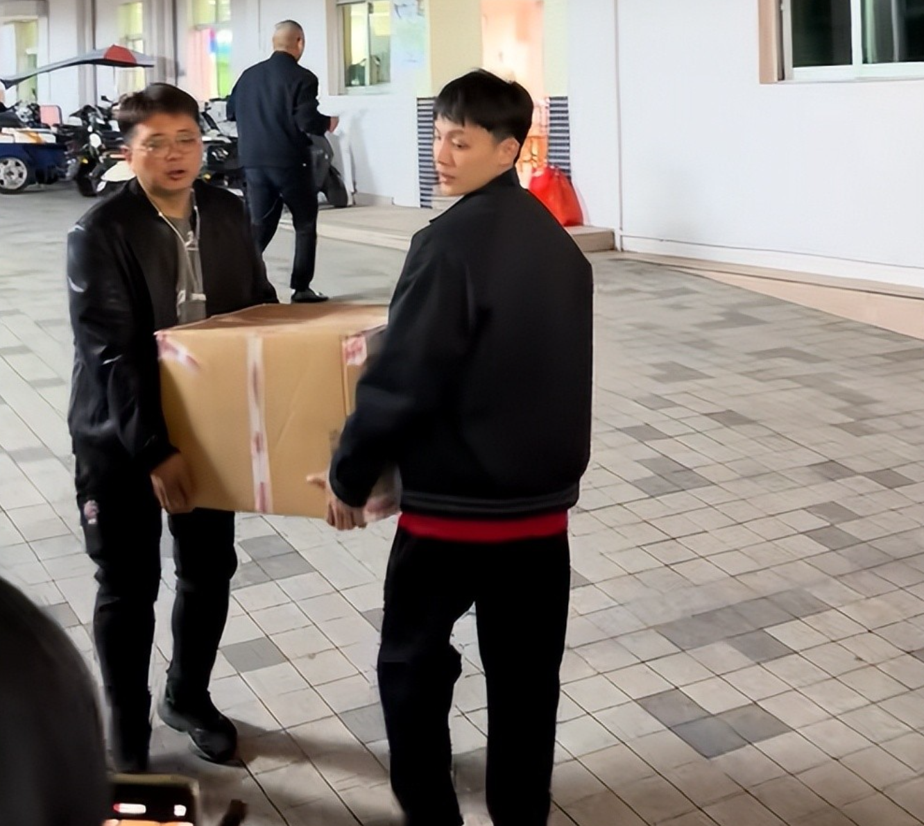 星空体育下载-徐杰买年货回家探望父母！随后前往男篮报到，无缘与上海的淘汰赛