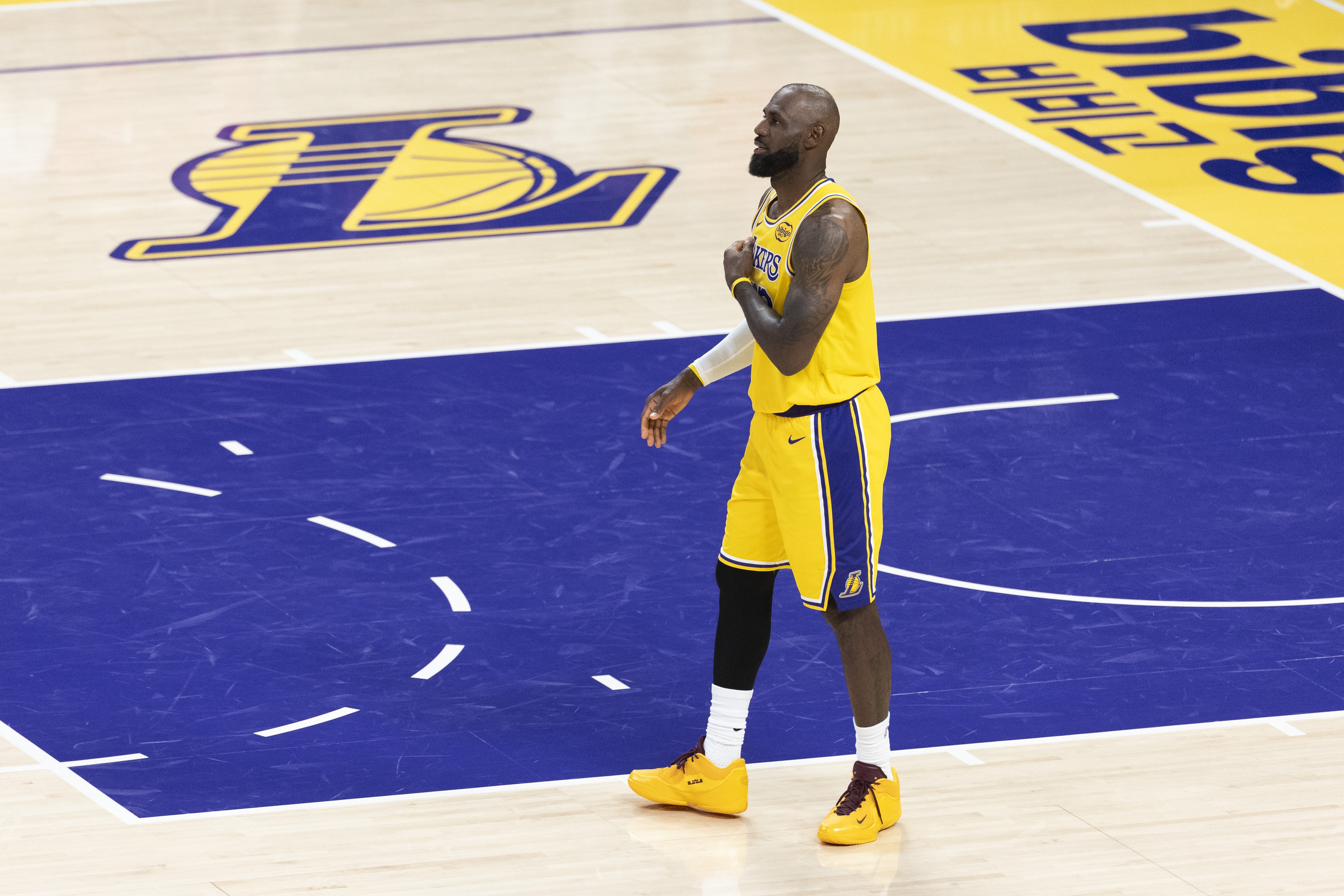 星空体育app下载-Shams：詹姆斯本人&amp;联盟感觉他会再打一年 湖人表现影响他的未来